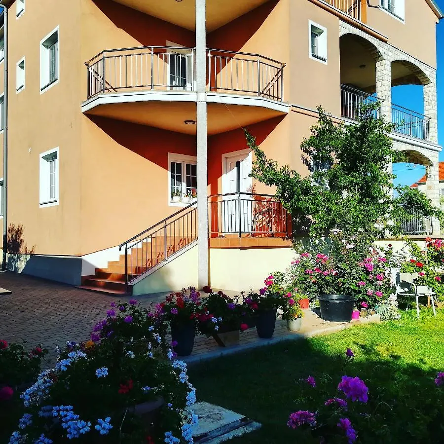 Rooms & Studio Apartmani Flower Bibinje Gasthof
