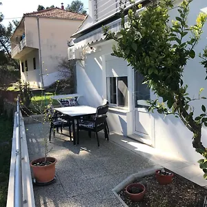https://tona-apartments.hotels-in-trogir.com